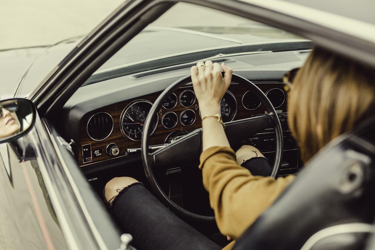 lady in the car - main